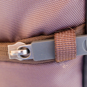 Il faut glisser le zip dans la boucle pour ouvrir la poche