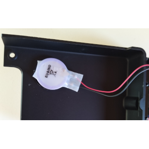 La batterie collée dans le chapeau
