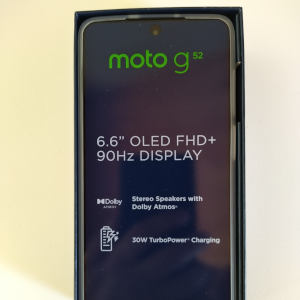 Le téléphone, avec un sticker ignoble