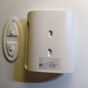 Le dessous du routeur (fixable au mur)